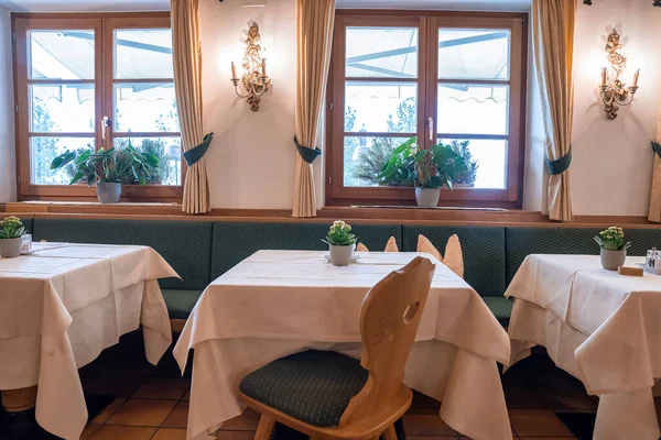 Stoly Židle Pohovkami Hotelu Krásné Osvětlené Místo Restauraci Interiér Jídelny — Stock fotografie