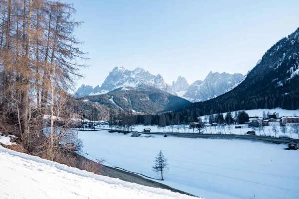 Dağ sırasına karşı her yer karla kaplıydı. Gökyüzüne karla kaplı manzaralı beyaz bir manzara. Kış boyunca güzel dağlık bölge manzarası.