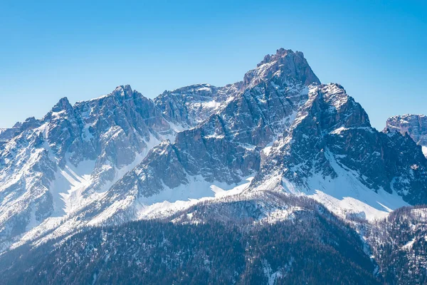 Idyllisch uitzicht op majestueuze kronplatz bergketen tegen heldere blauwe lucht — Stockfoto