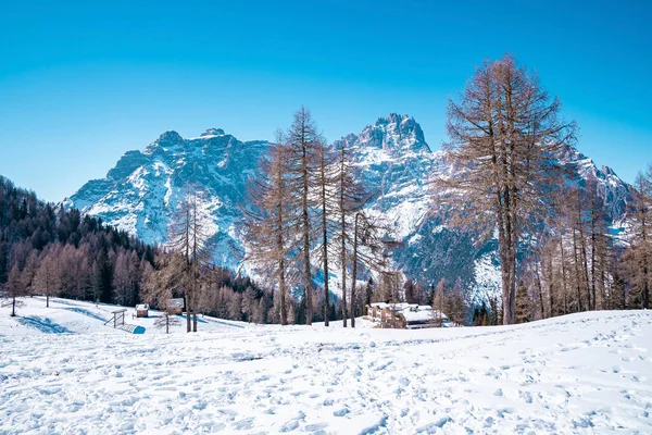 Sneeuw Bedekt Huis Door Bomen Prachtige Majestueuze Bergen Tegen Heldere — Stockfoto