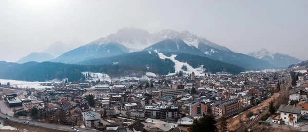 Köydeki kalabalık evlerin manzarası. Muhteşem dağlarla çevrili güzel bir kasaba. Güney Tyrol 'da kışın yazlık evler.