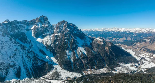 Idyllisch Uitzicht Majestueuze Bergketen Tegen Heldere Hemel Schaduw Valt Besneeuwd — Stockfoto