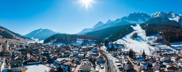 Scénický Pohled Slunce Svítí Vesnici Jižním Tyrolsku Proti Jasně Modré — Stock fotografie