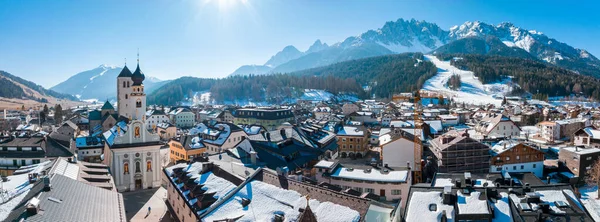 Panoramisch Uitzicht Stad Zonnige Dag Prachtige Majestueuze Kronplatz Bergketen Tegen — Stockfoto