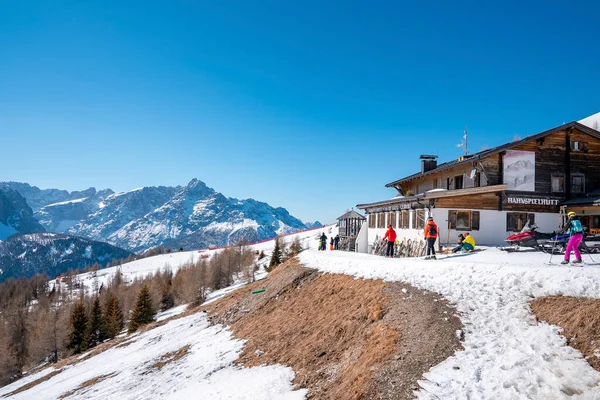 意大利圣坎多 2022年3月18日 在阳光明媚的天气里 滑雪者们穿着滑雪服在雪山上滑行 滑雪者们在山坡上滑行 — 图库照片