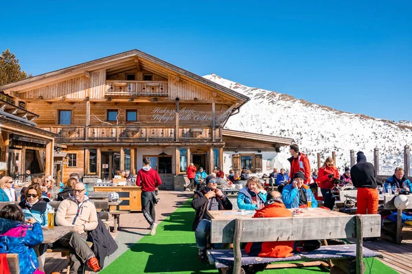 Innichen Italien März 2022 Menschen Sitzen Während Des Skiurlaubs Outdoor — Stockfoto