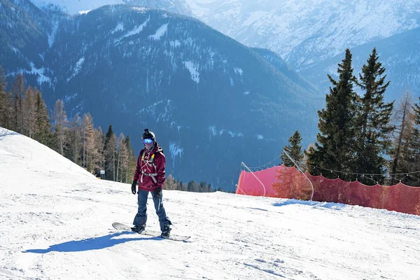 San Candido Italia Marzo 2022 Joven Snowboarder Pie Ladera Nevada —  Fotos de Stock
