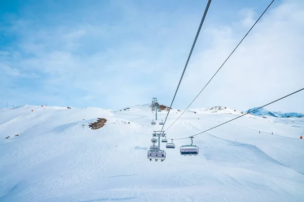 Elevador Esqui Movendo Sobre Paisagem Coberta Neve Elevador Cadeiras Montanha — Fotografia de Stock