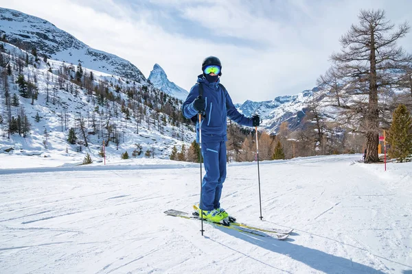 Esquiador Esquiando Paisaje Cubierto Nieve Matterhorn Escénico Cordillera Contra Cielo — Foto de Stock