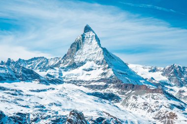 Güzel kar kaplı madde boynuzu dağ zirvesi. Gökyüzüne karşı beyaz manzaralı ünlü kar manzarası. Kış boyunca Alplerdeki Karlı Vadi.