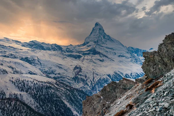 Bonito Pico Montanha Matterhorn Coberto Neve Durante Pôr Sol Vista — Fotografia de Stock