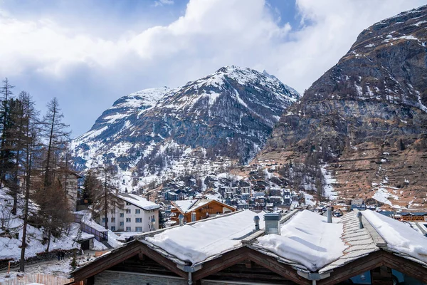 Sneeuw Bedekte Huizen Tegen Bergketen Scenic Uitzicht Stadsgezicht Piek Tegen — Stockfoto