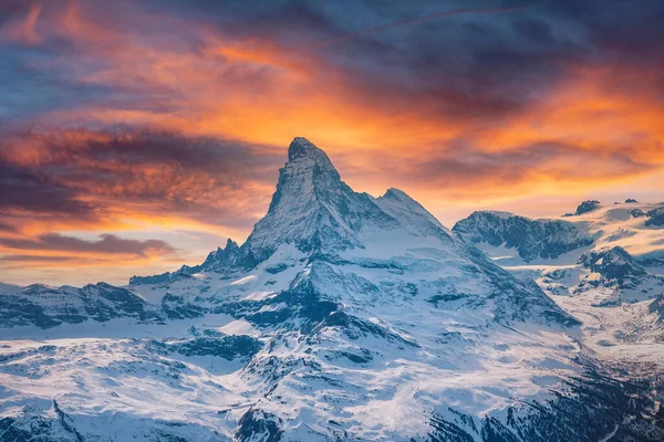 宏伟的白雪覆盖的马特宏峰映衬着多云的天空 日落时的著名雪景景观 冬季阿尔卑斯山中的白谷 — 图库照片