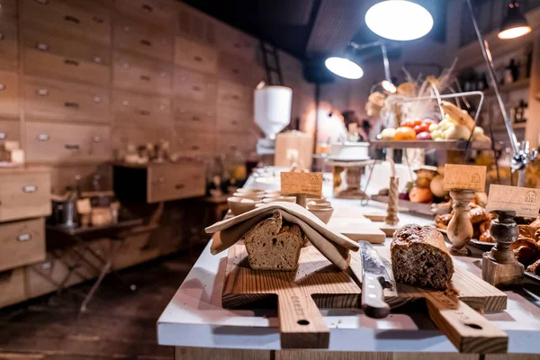 Nahaufnahme Von Brotlaiben Auf Hölzernen Schneidebrettern Mit Einem Messer Gebackenes — Stockfoto