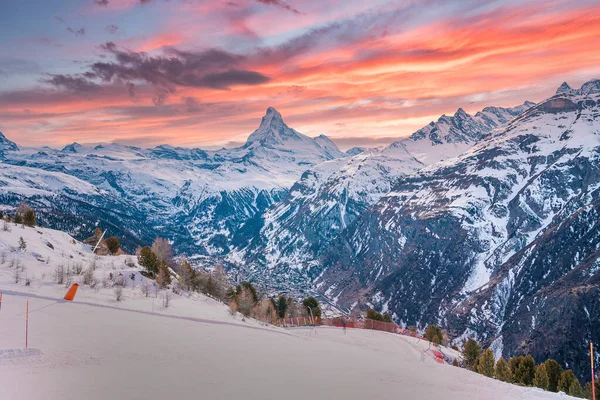 Landschappelijk Uitzicht Bergketen Tegen Bewolkte Lucht Idyllisch Besneeuwd Landschap Bij — Stockfoto