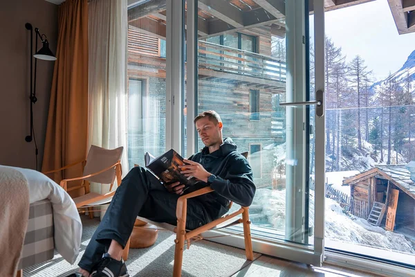 Cervo Hotel Zermatt Switzerland March 2022 Young Tourist Reading Journal — Stock Photo, Image