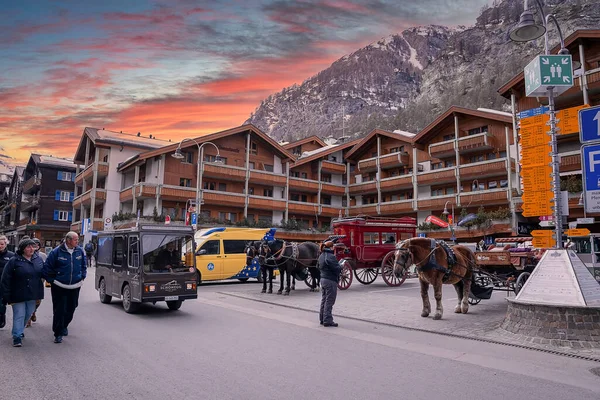 Zermatt Schweiz März 2022 Männliche Und Weibliche Touristen Gehen Auf — Stockfoto