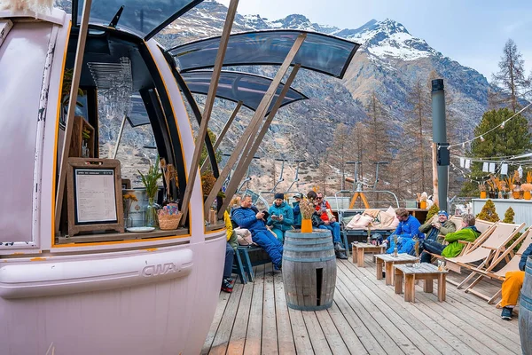 Cervo Hotel Zermatt Switzerland 2022年3月15日 男性和女性游客坐在室外餐厅 椭圆形的摊档 窗户开着 他们正在豪华的滑雪胜地消磨时光 — 图库照片