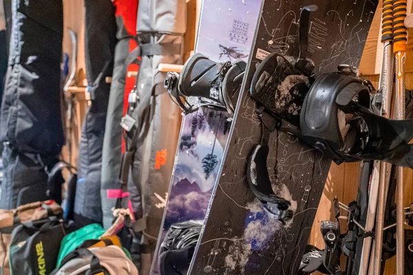 Zermatt, İsviçre. 15 Mart 2022. Tatil evinde sıraya dizilmiş kayakların yakın çekimleri. Tatil köyünde bir çift ekipman. Kış boyunca macera sporları kavramı.