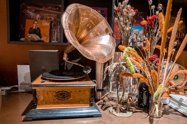 Antique gramophone with box by decorative vases on wooden table at resort — Stock Photo, Image