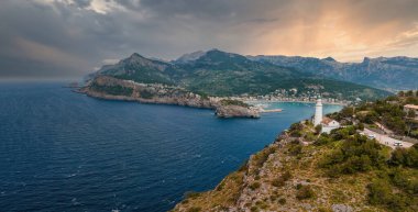 Port de Soller, Mallorca, İspanya yakınlarındaki deniz fenerinin güzel hava manzarası