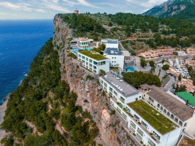 İspanya 'nın Mallorca adasındaki uçurumun tepesindeki lüks uçurum evi manzarası..