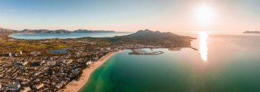 Palma de Mallorca plajının hava gündoğumu manzarası ve güzel kıyı şeridi manzarası İspanya Akdeniz, Balear Adaları.