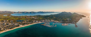 Palma de Mallorca sahilinin havadan görünüşü ve güzel kıyı manzarası İspanya Akdeniz, Balearic Adaları.