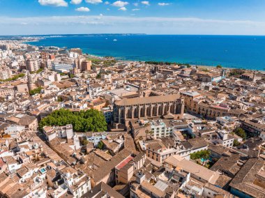 Mallorca 'nın başkenti Palma de Mallorca' nın havadan görünüşü. Deniz kenarında turistik bir şehir..