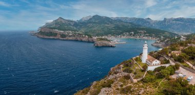 Port de Soller, Mallorca, İspanya yakınlarındaki deniz fenerinin güzel hava manzarası