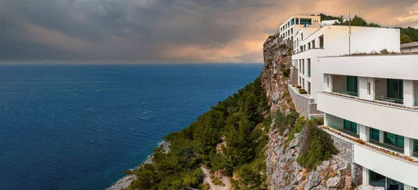 İspanya 'nın Mallorca adasındaki uçurumun tepesindeki lüks uçurum evi manzarası..