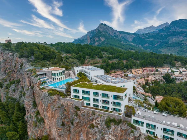 İspanya 'nın Mallorca adasındaki uçurumun tepesindeki lüks uçurum evi manzarası..