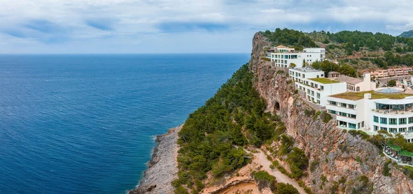 İspanya 'nın Mallorca adasındaki uçurumun tepesindeki lüks uçurum evi manzarası..