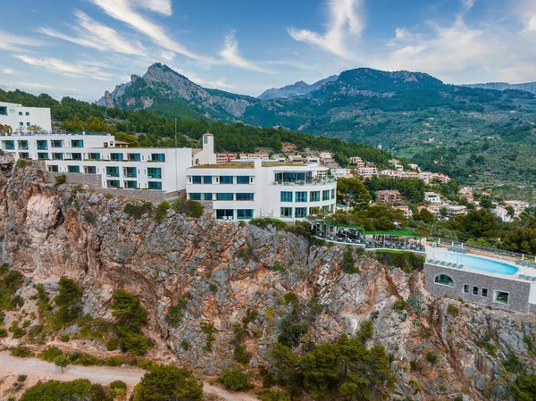 İspanya 'nın Mallorca adasındaki uçurumun tepesindeki lüks uçurum evi manzarası..