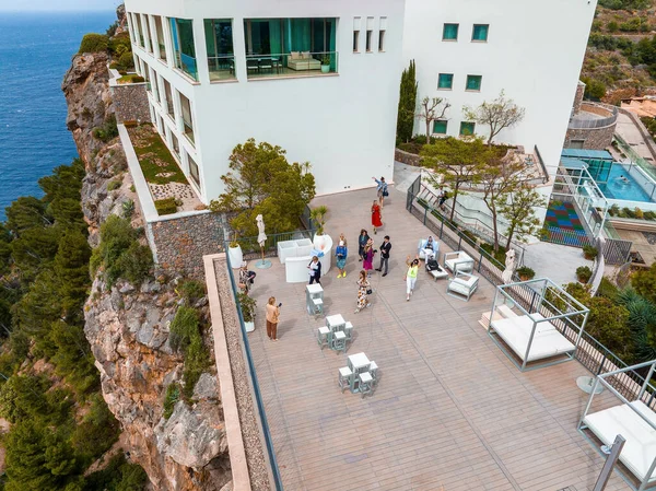 İspanya 'nın Mallorca adasındaki uçurumun tepesindeki lüks uçurum evi manzarası..