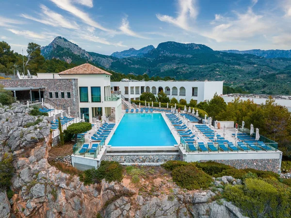 İspanya 'nın Mallorca adasındaki uçurumun tepesindeki lüks uçurum evi manzarası..