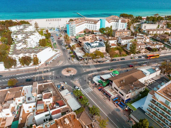 İspanya 'nın Mallorca sahilindeki İspanyol kasabasının hava manzarası..