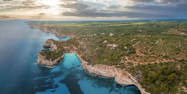 Aerial view, Cala des Moro, Cala de sAlmonia kayalık kıyıları, doğa rezervi Cala Llombards, Mallorca, Balearic Adaları, İspanya