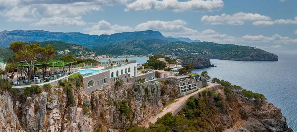 İspanya 'nın Mallorca adasındaki uçurumun tepesindeki lüks uçurum evi manzarası..