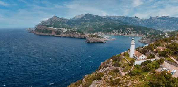 Port de Soller, Mallorca, İspanya yakınlarındaki deniz fenerinin güzel hava manzarası