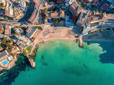Mallorca 'nın başkenti Palma de Mallorca' nın havadan görünüşü. Deniz kenarında turistik bir şehir..