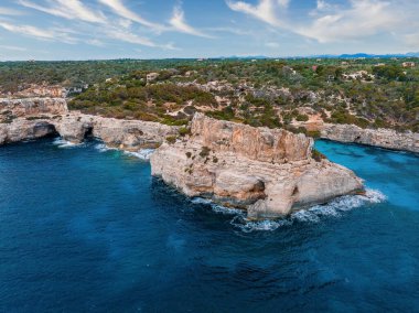 Deniz koyunun en üst manzarası. Sea Bay Panorama 'da. Mavi göl manzarası cenneti.
