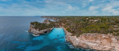 Aerial view, Cala des Moro, Cala de sAlmonia kayalık kıyıları, doğa rezervi Cala Llombards, Mallorca, Balearic Adaları, İspanya