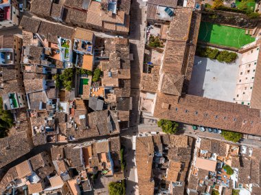 Pollenca, Mallorca, İspanya 'nın havadan görünüşü. Yeşil ve kayalık manzaralı küçük bir kasaba..