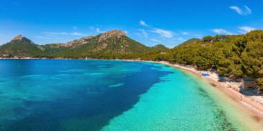 tropik cennet plaj beyaz kum ve coco avuç içi ile seyahat turizm geniş panorama arka plan kavramı