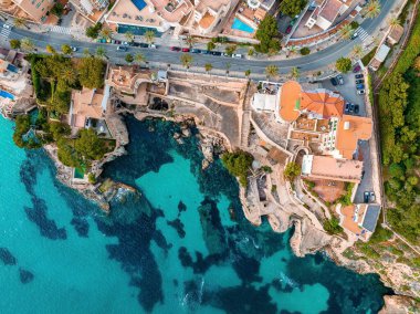Mallorca adasında kuşgözü panoramik manzara, liman ve deniz, Palma-de-Mallorca kasabası.