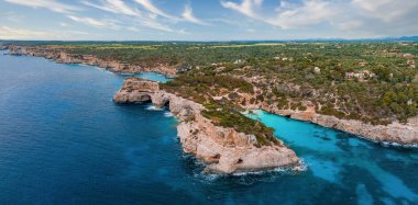 Aerial view, Cala des Moro, Cala de sAlmonia kayalık kıyıları, doğa rezervi Cala Llombards, Mallorca, Balearic Adaları, İspanya