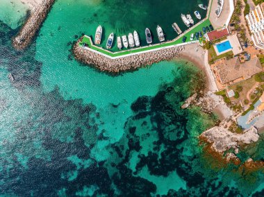 İspanya 'nın Mallorca adasında yelkenli yatı olan güzel bir körfez. Yatçılık, seyahat ve aktif yaşam tarzı konsepti