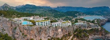 İspanya 'nın Mallorca adasındaki uçurumun tepesindeki lüks uçurum evi manzarası..