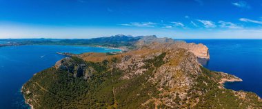 İspanya, Mallorca 'daki güzel uçurumların havadan panoramik manzarası.